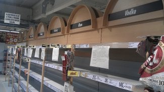 Prázdné regály s alkoholem během prohibice