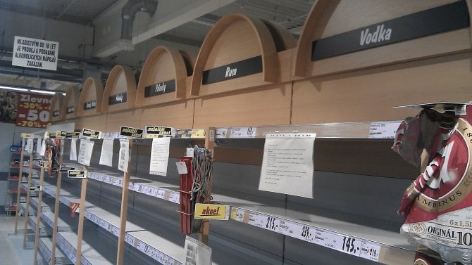 Prázdné regály s alkoholem během prohibice