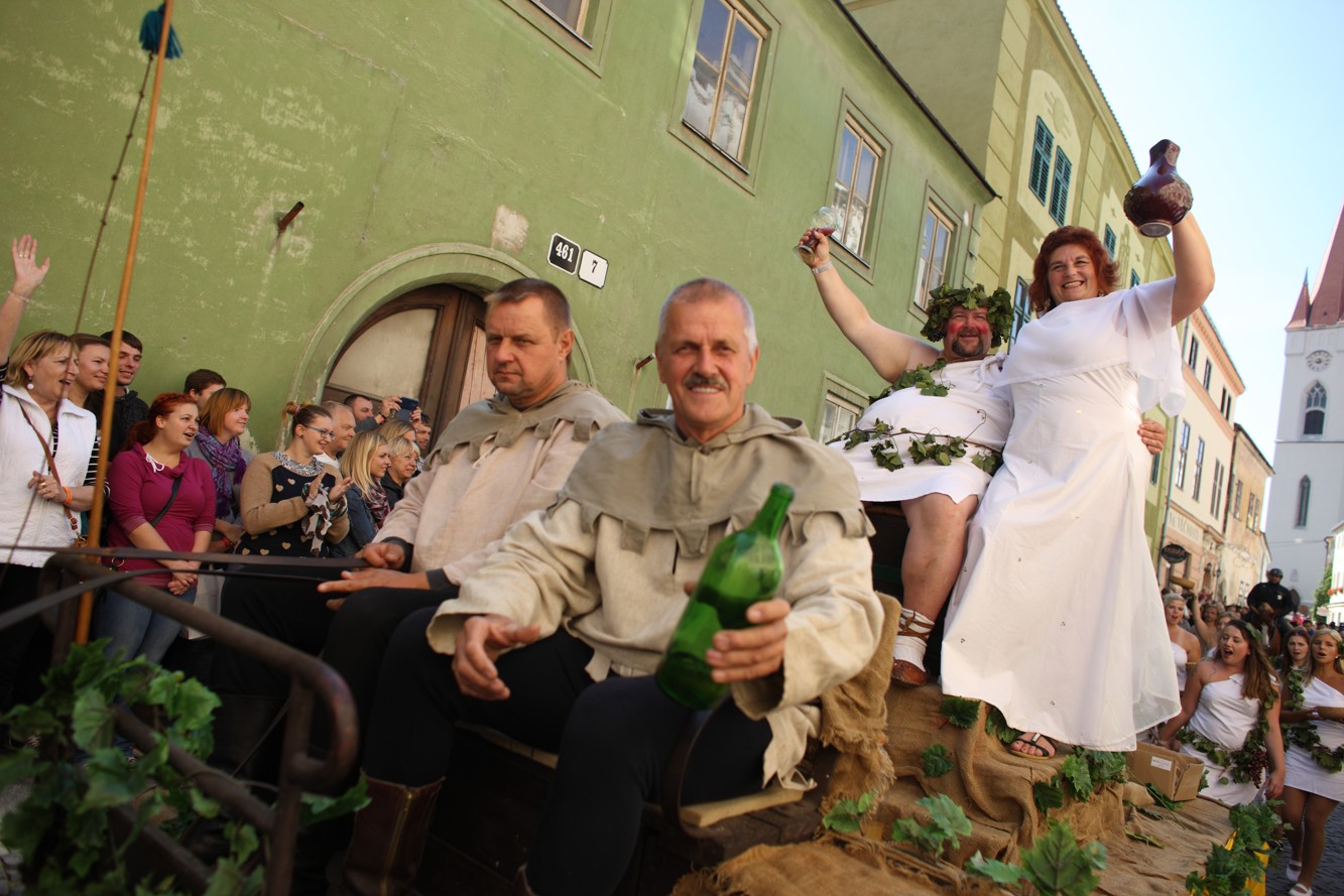 Znojemské historické vinobraní 2015, konané o uplynulém víkendu, se setkalo s enormním zájmem návštěvníků. Předběžná čísla hovoří o téměř 40% nárůstu prodeje vstupenek ve srovnání s loňským ročníkem.