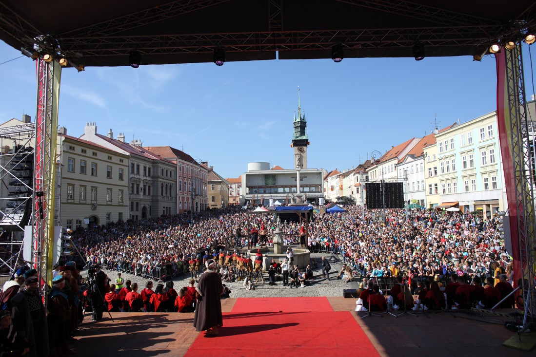 Znojemské historické vinobraní 2015, konané o uplynulém víkendu, se setkalo s enormním zájmem návštěvníků. Předběžná čísla hovoří o téměř 40% nárůstu prodeje vstupenek ve srovnání s loňským ročníkem.