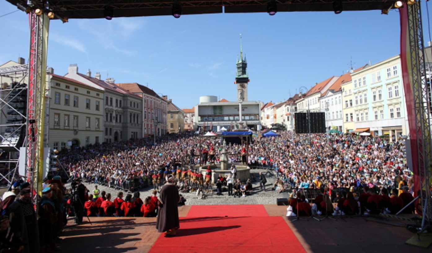 Znojemské historické vinobraní 2015, konané o uplynulém víkendu, se setkalo s enormním zájmem návštěvníků. Předběžná čísla hovoří o téměř 40% nárůstu prodeje vstupenek ve srovnání s loňským ročníkem.