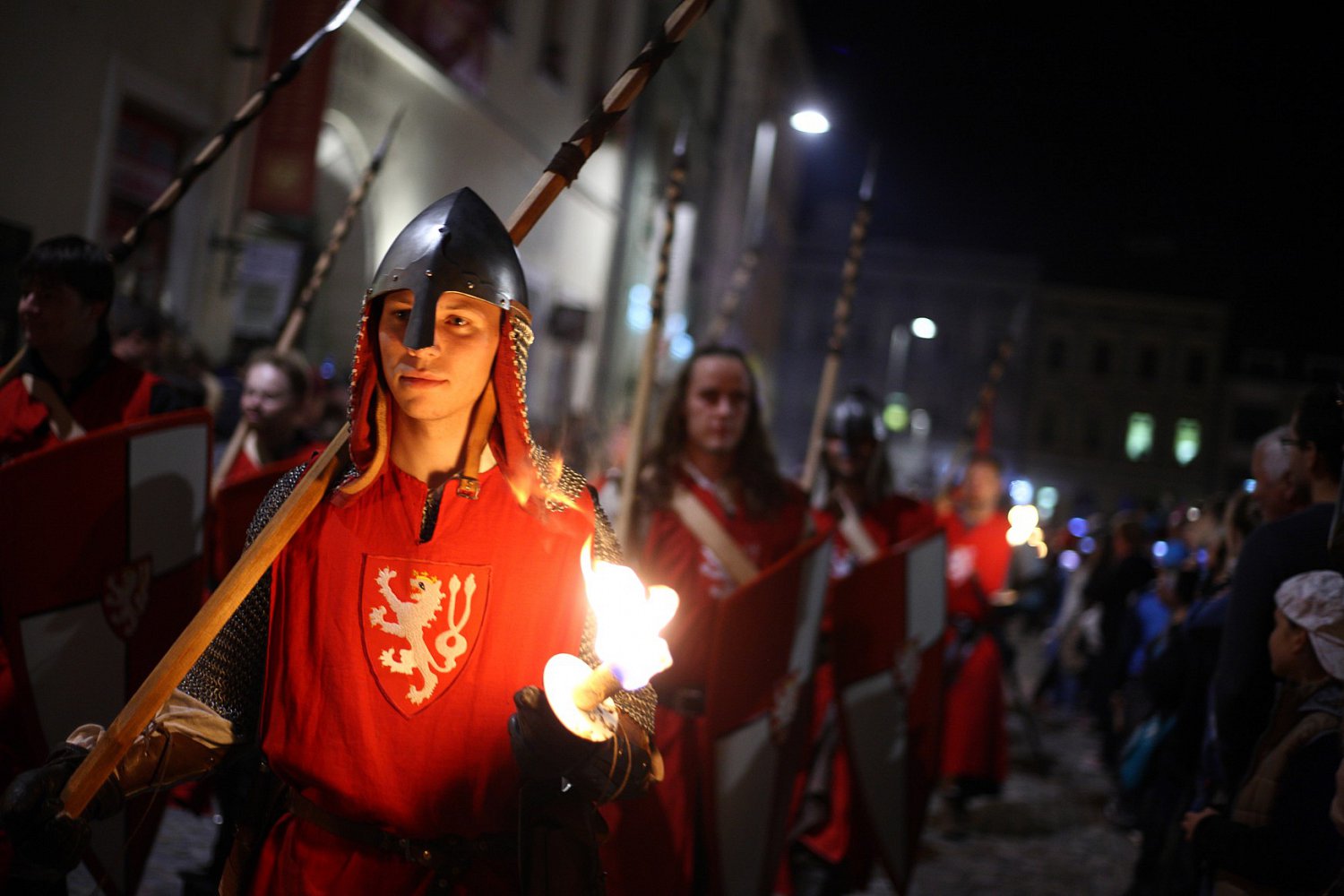 Znojemské historické vinobraní 2015, konané o uplynulém víkendu, se setkalo s enormním zájmem návštěvníků. Předběžná čísla hovoří o téměř 40% nárůstu prodeje vstupenek ve srovnání s loňským ročníkem.