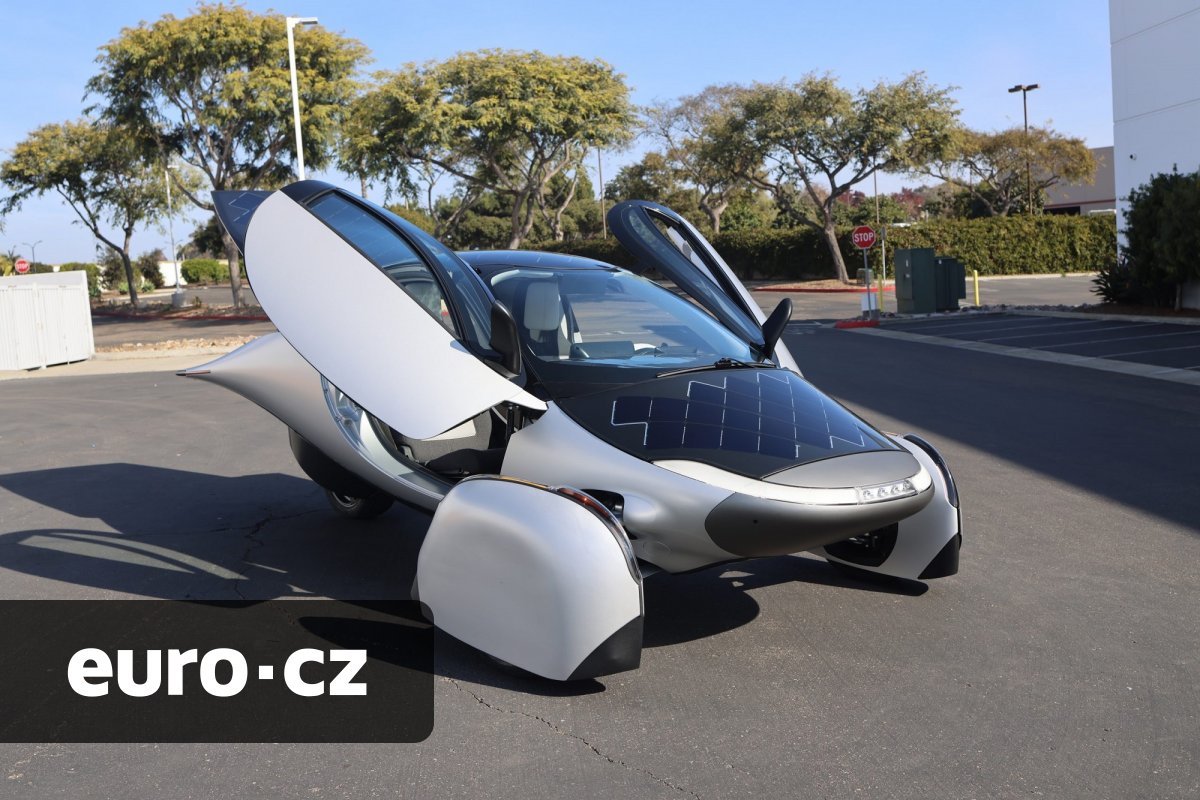 Auta, která se sama dobíjejí. Americké společnosti chtějí uvést na trh vozy s integrovanými solárními panely