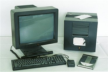 Počítač NeXT, který byl použit jako první webový server. Tim Bernes-Lee používal tento stroj i při vývoji multimediálního prohlížeče a webového editoru.