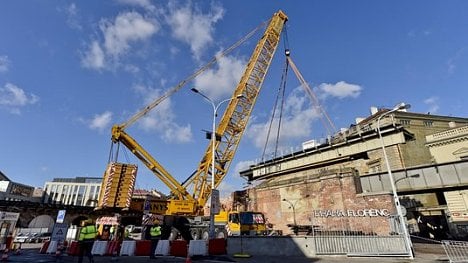 Náhledový obrázek - Dělníci odstranili část Negrelliho viaduktu. Opravy potrvají ještě přes dva roky