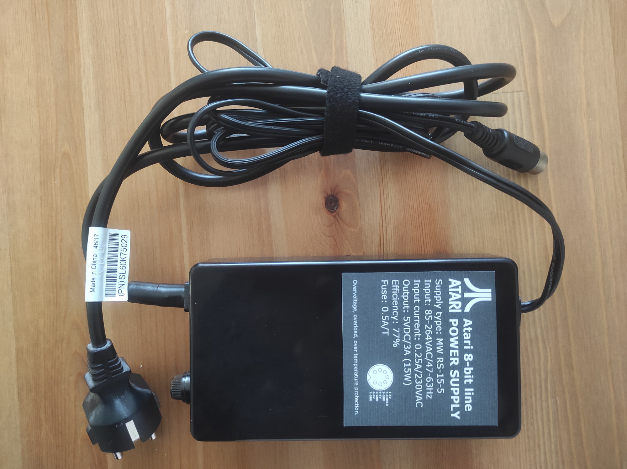 Zkompletovaný zdroj se štítkem.