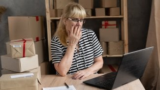 Žena spravující internetový obchod je překvapena tím, co vidí na počítači