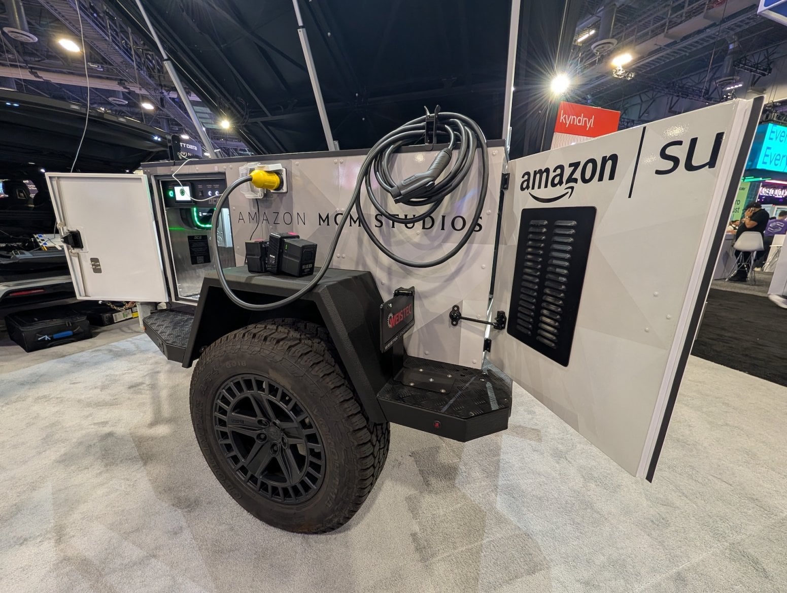 Auto Rivian R1S s mobilním připojením k internetu od AWS