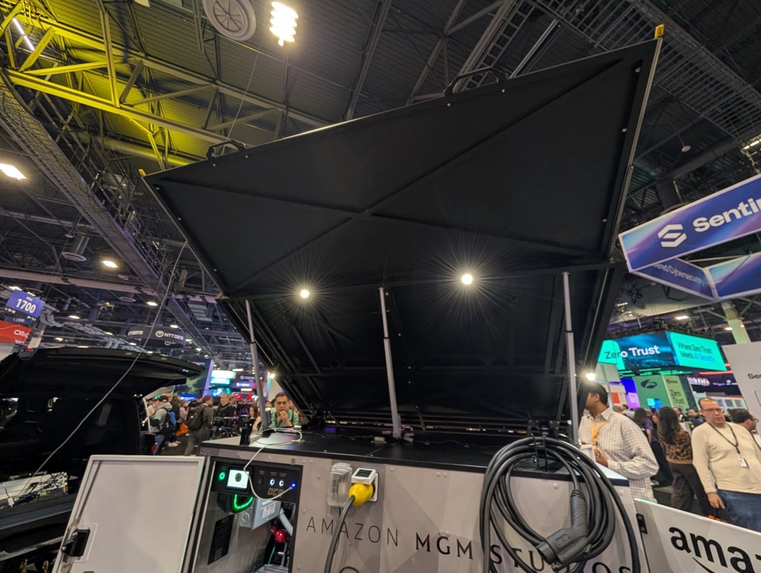 Auto Rivian R1S s mobilním připojením k internetu od AWS