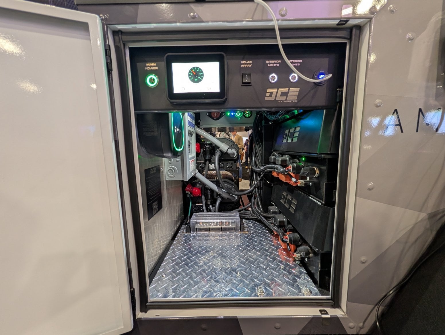 Auto Rivian R1S s mobilním připojením k internetu od AWS