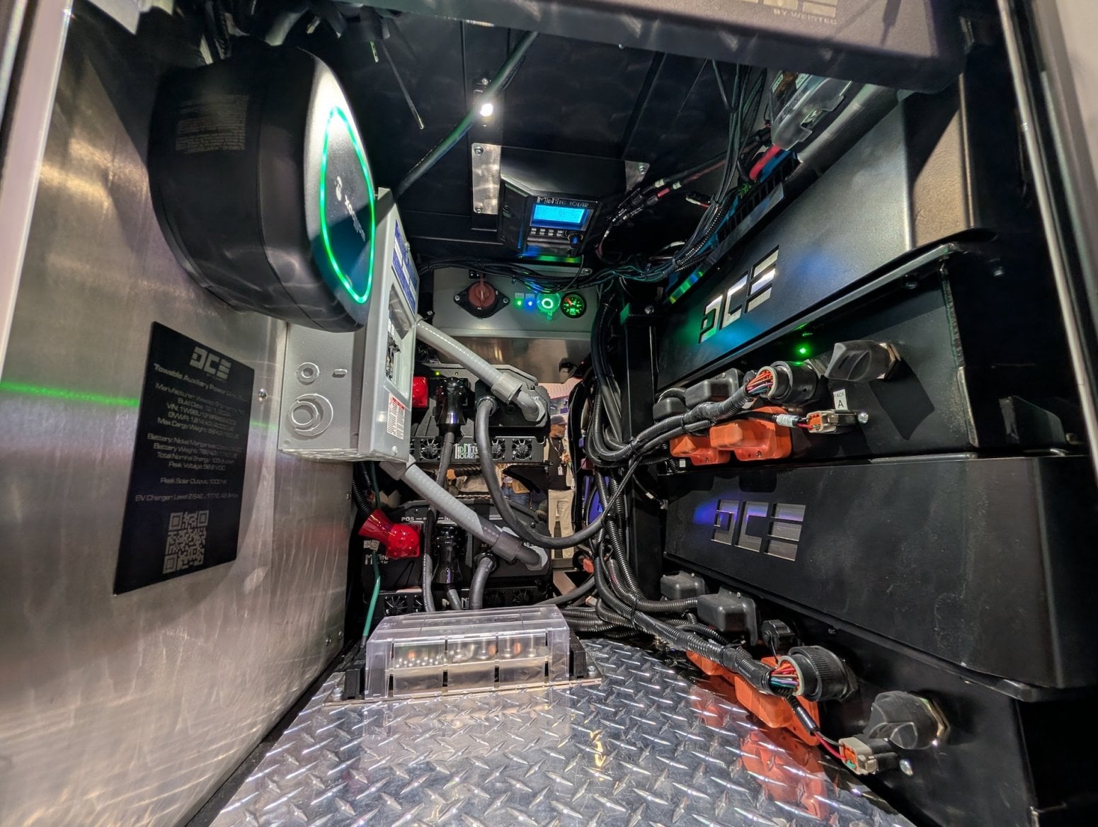 Auto Rivian R1S s mobilním připojením k internetu od AWS