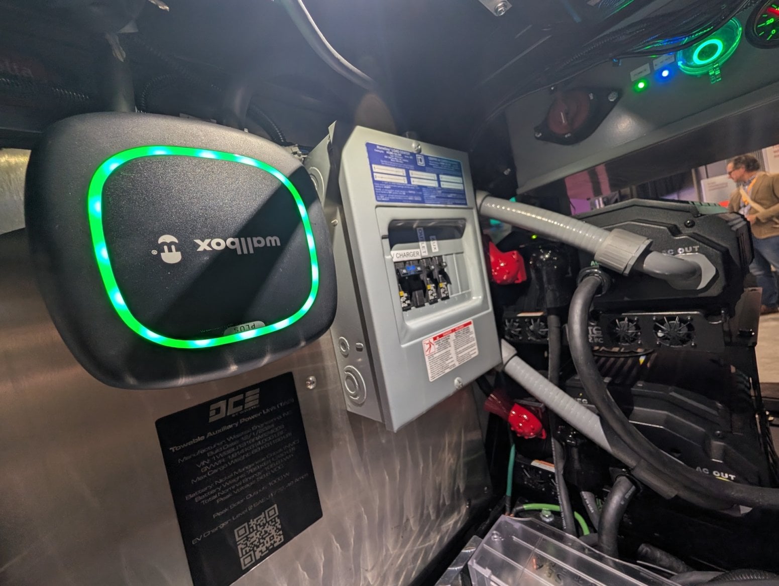 Auto Rivian R1S s mobilním připojením k internetu od AWS