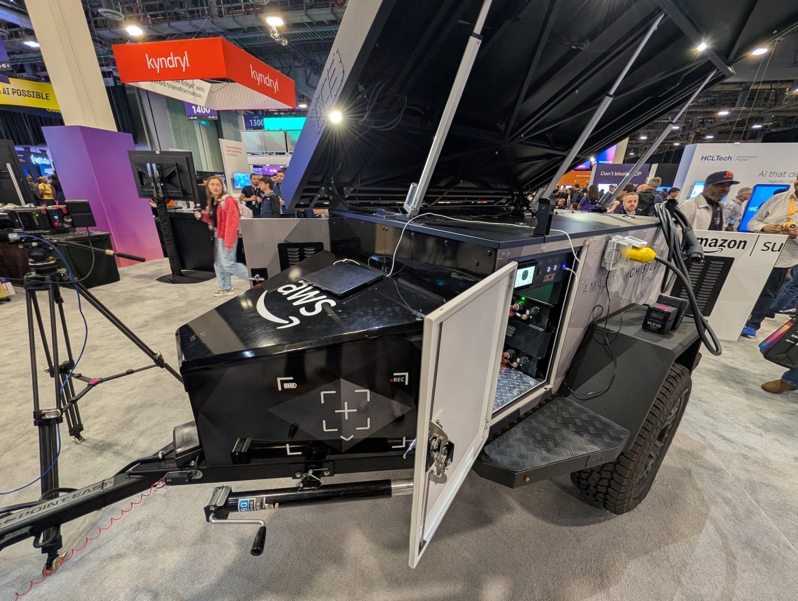 Auto Rivian R1S s mobilním připojením k internetu od AWS