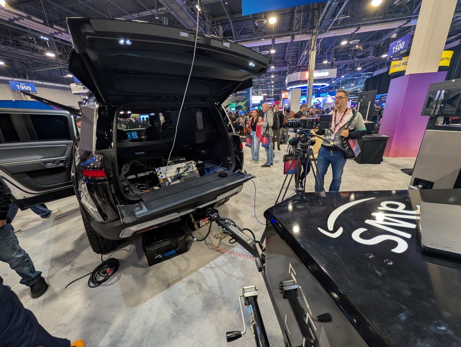 Auto Rivian R1S s mobilním připojením k internetu od AWS