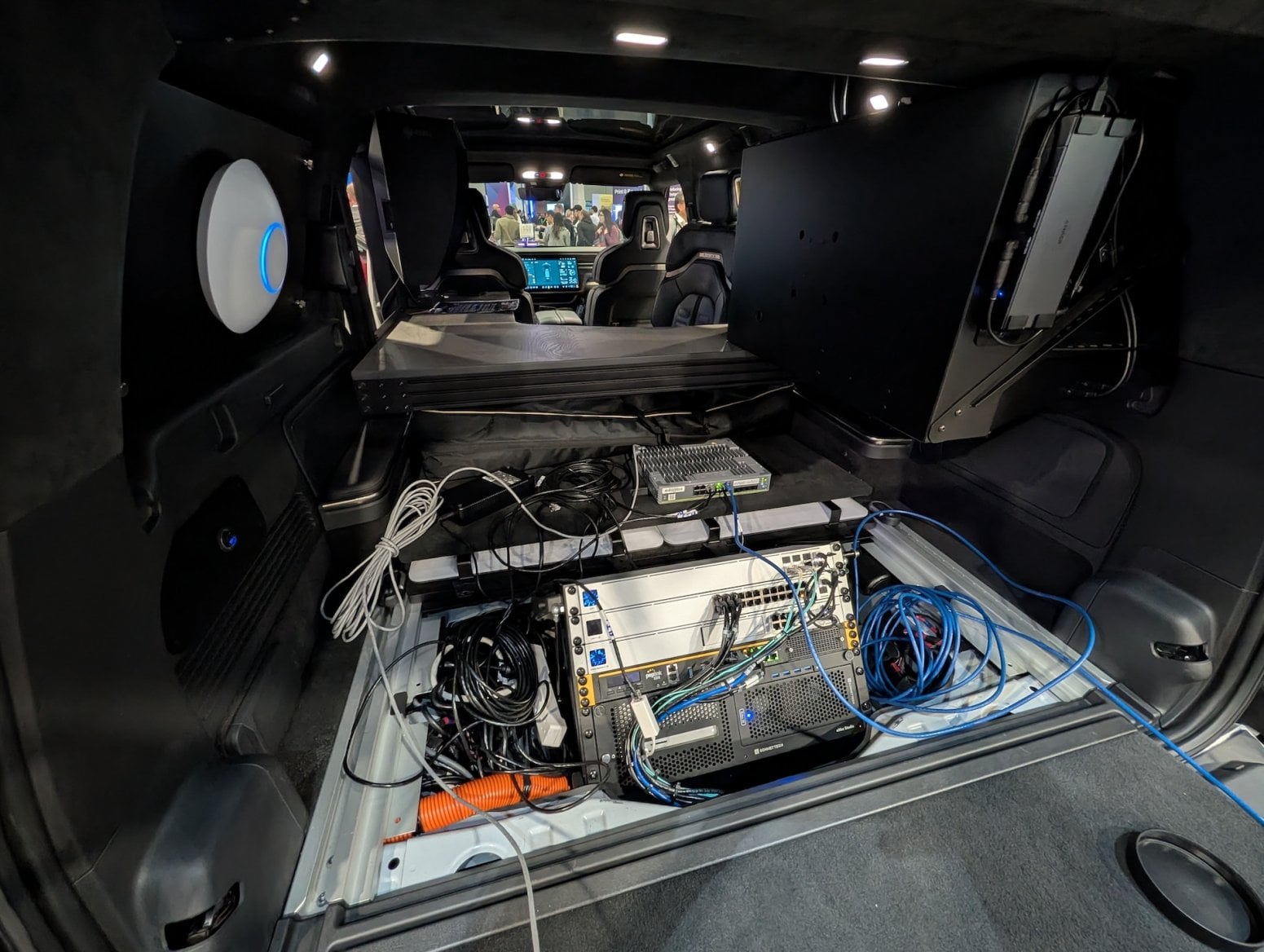 Auto Rivian R1S s mobilním připojením k internetu od AWS