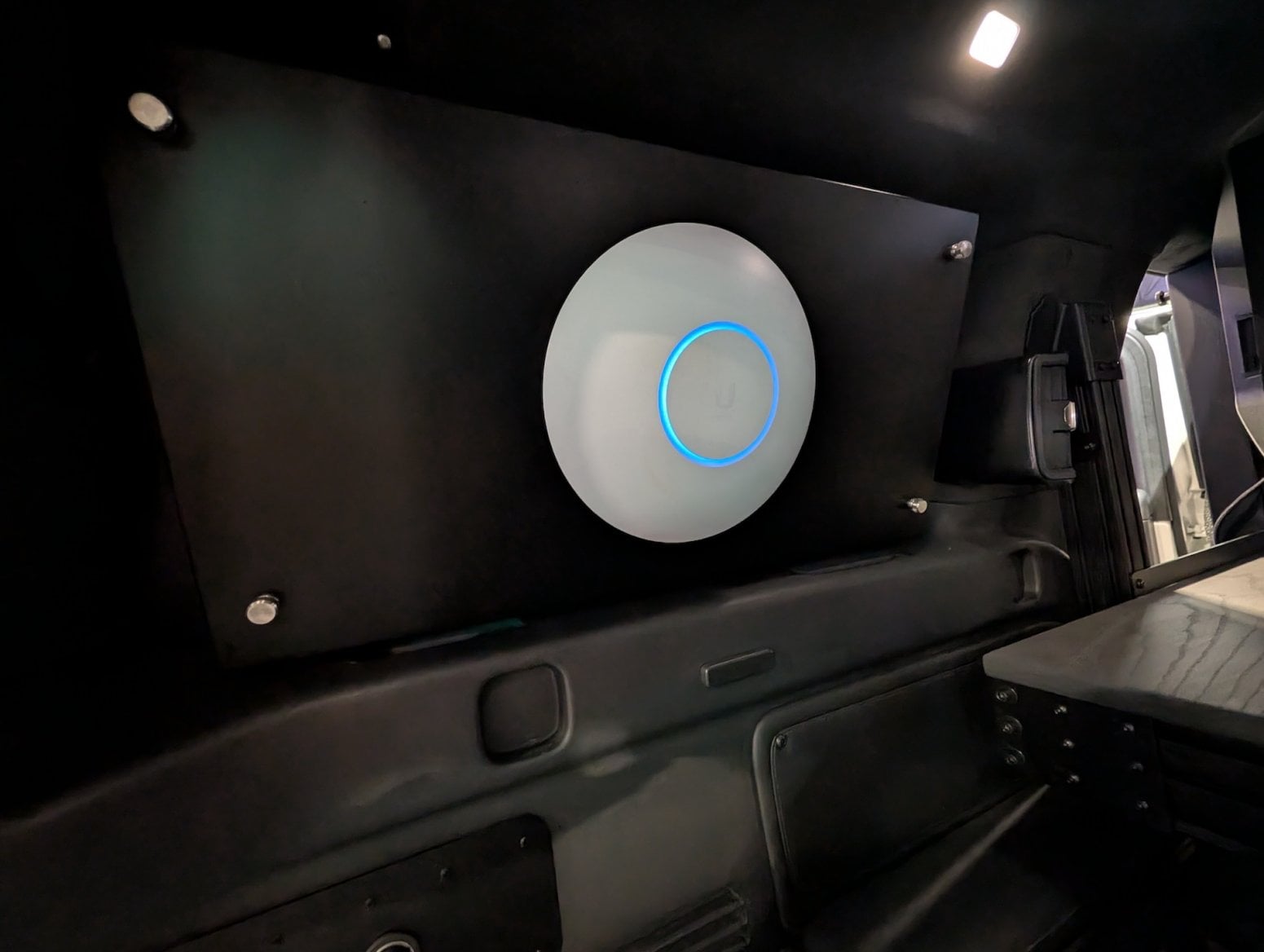 Auto Rivian R1S s mobilním připojením k internetu od AWS