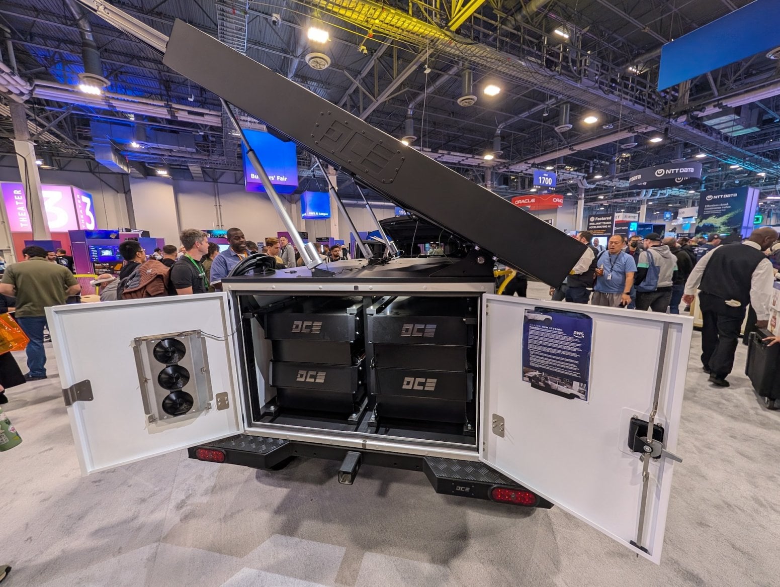 Auto Rivian R1S s mobilním připojením k internetu od AWS