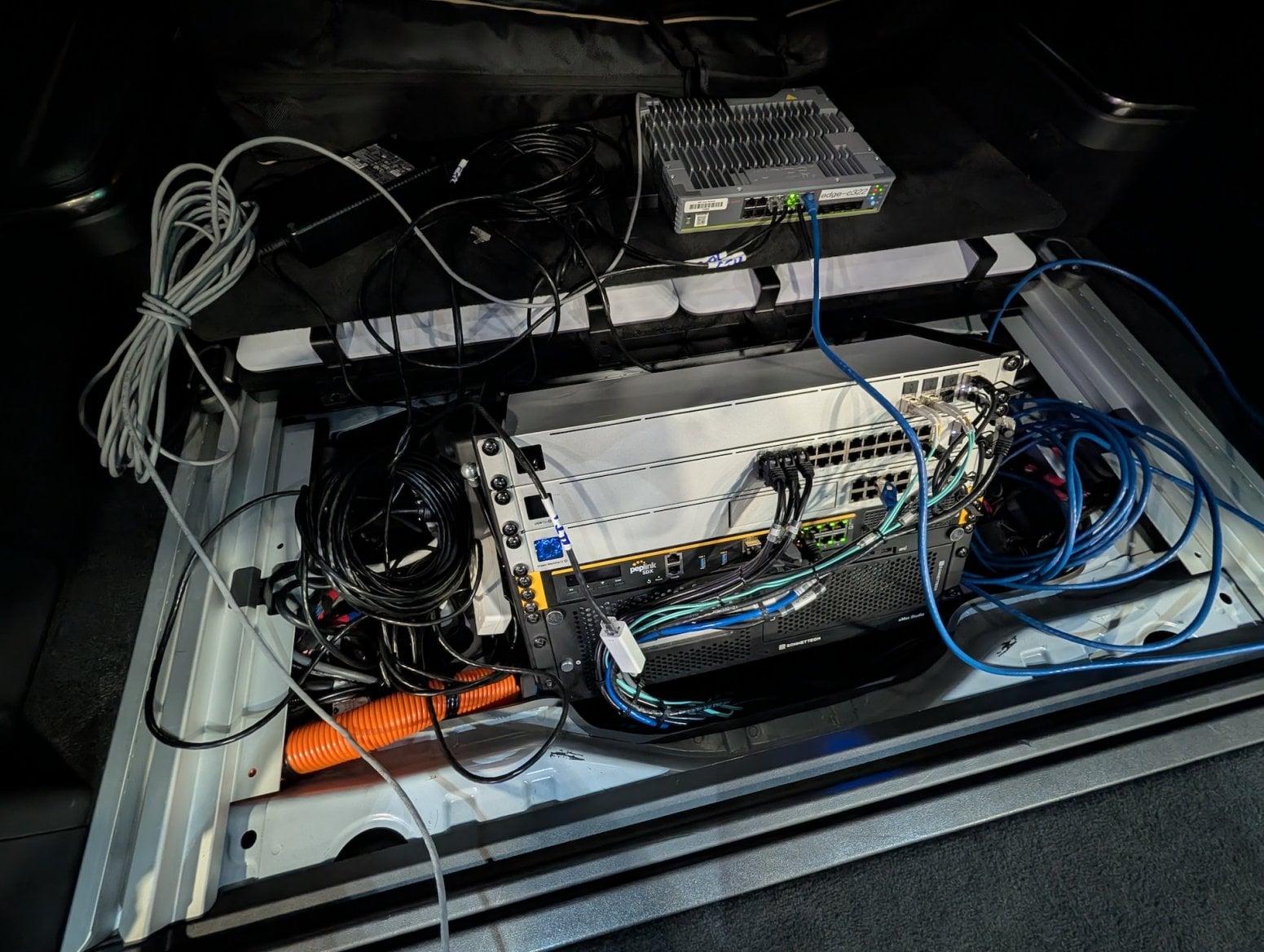 Auto Rivian R1S s mobilním připojením k internetu od AWS