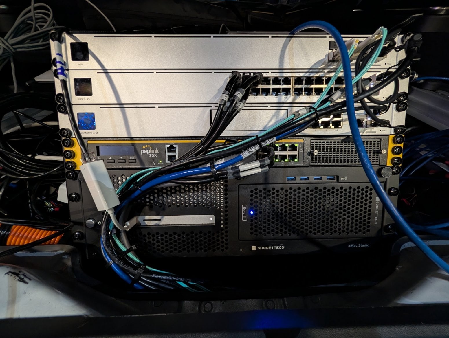 Auto Rivian R1S s mobilním připojením k internetu od AWS