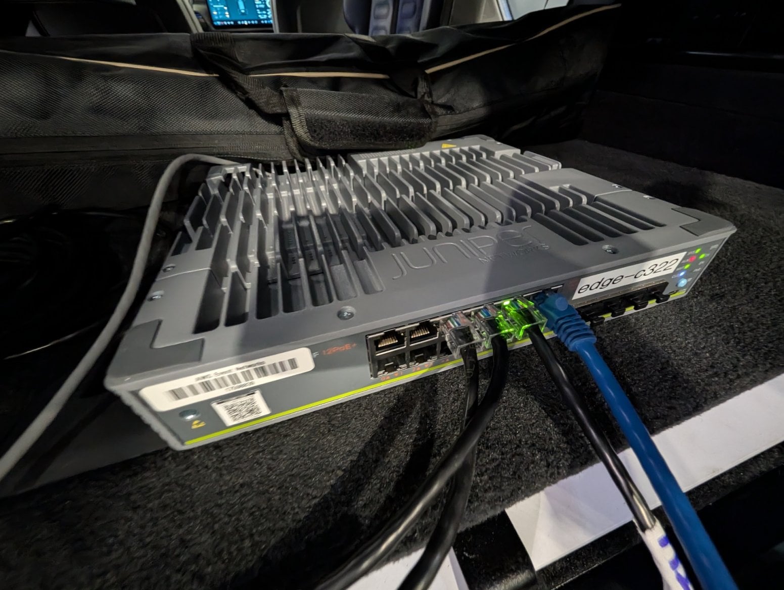 Auto Rivian R1S s mobilním připojením k internetu od AWS