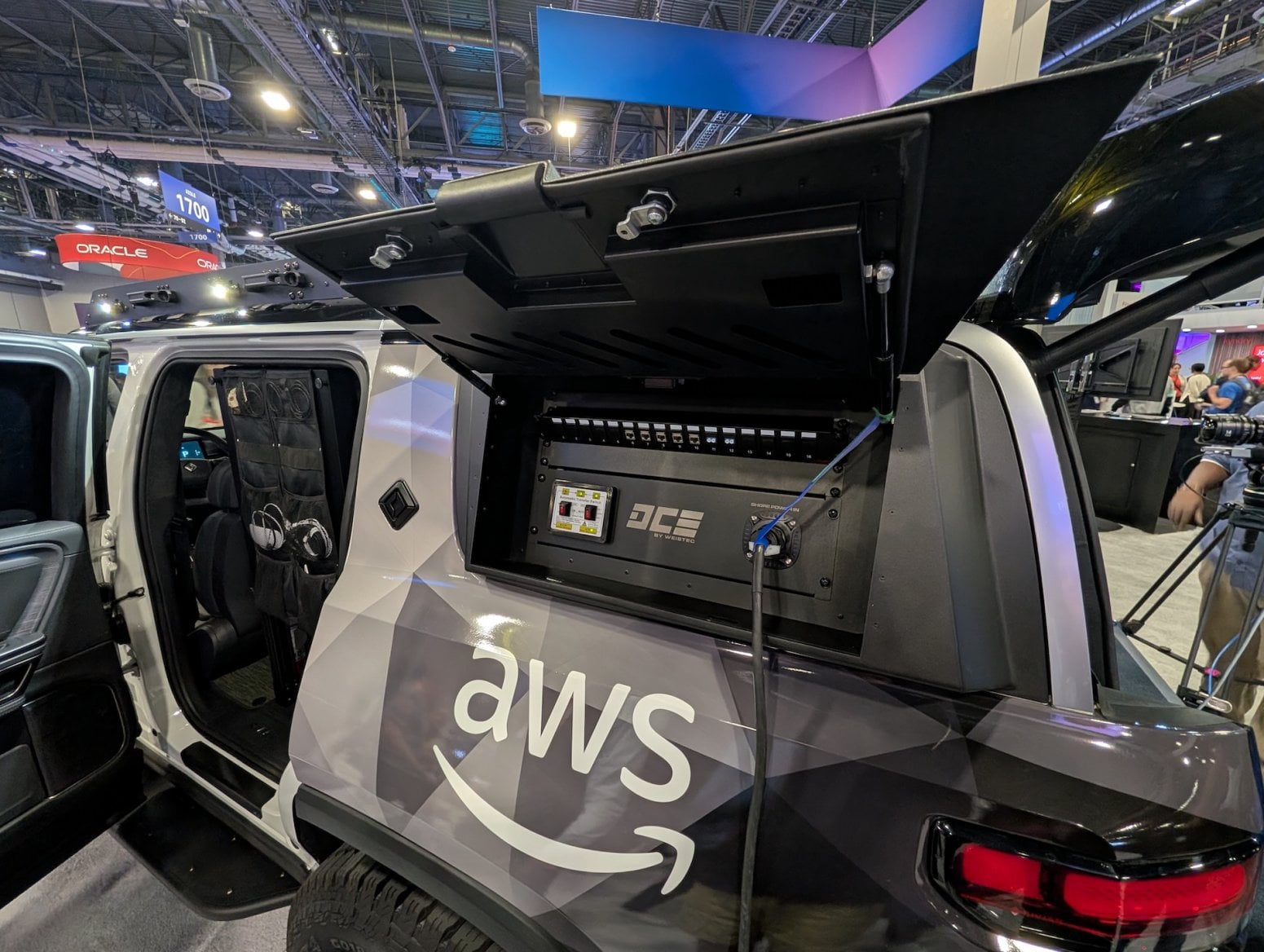 Auto Rivian R1S s mobilním připojením k internetu od AWS
