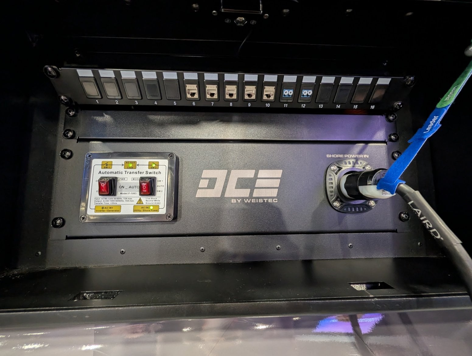 Auto Rivian R1S s mobilním připojením k internetu od AWS