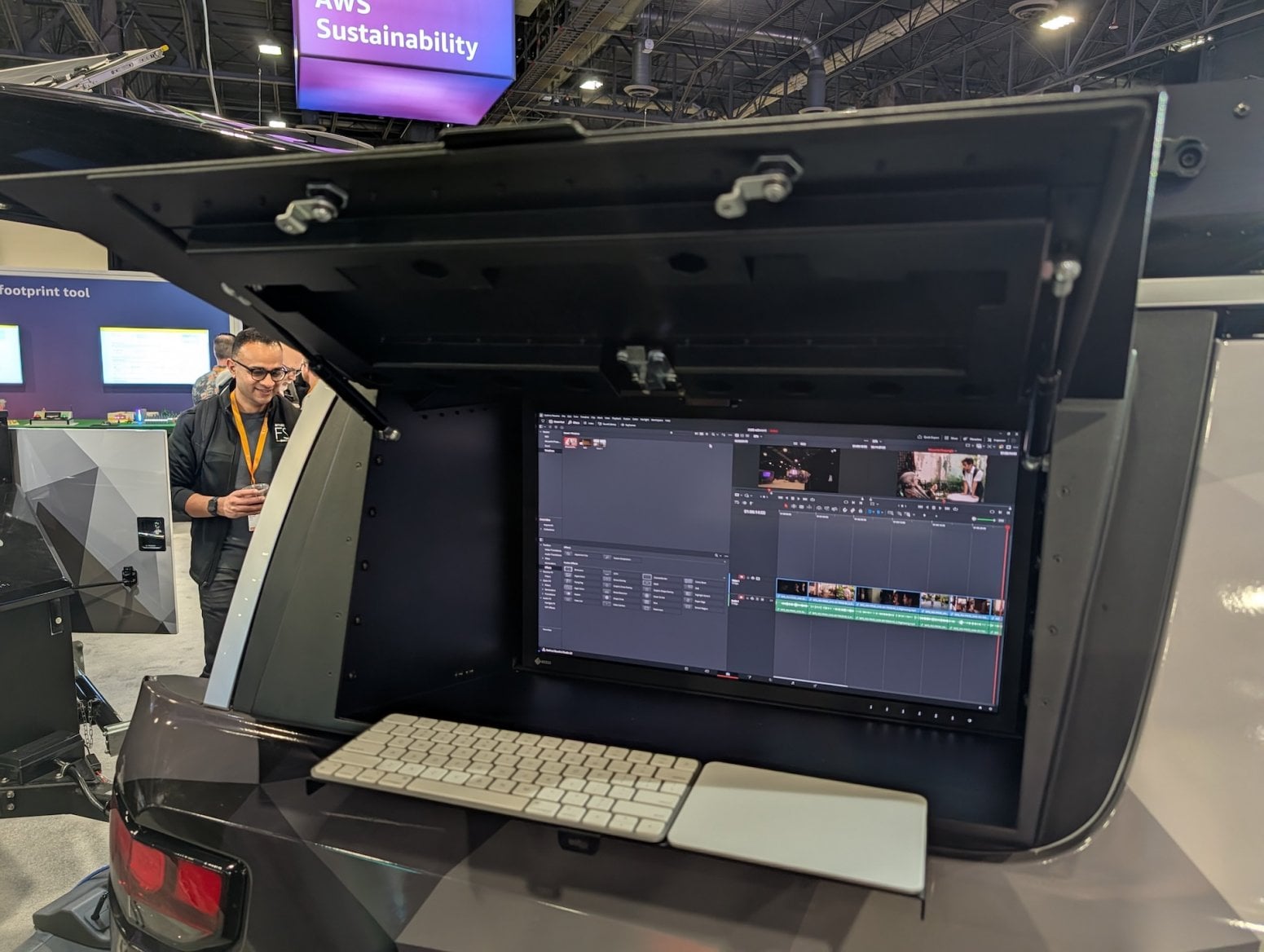 Auto Rivian R1S s mobilním připojením k internetu od AWS