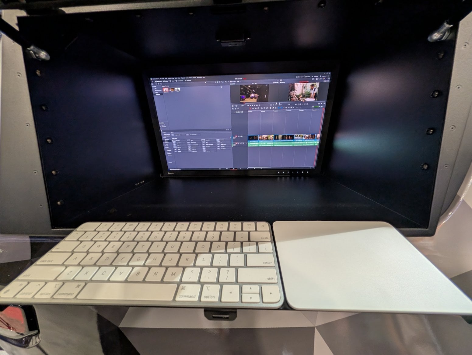 Auto Rivian R1S s mobilním připojením k internetu od AWS