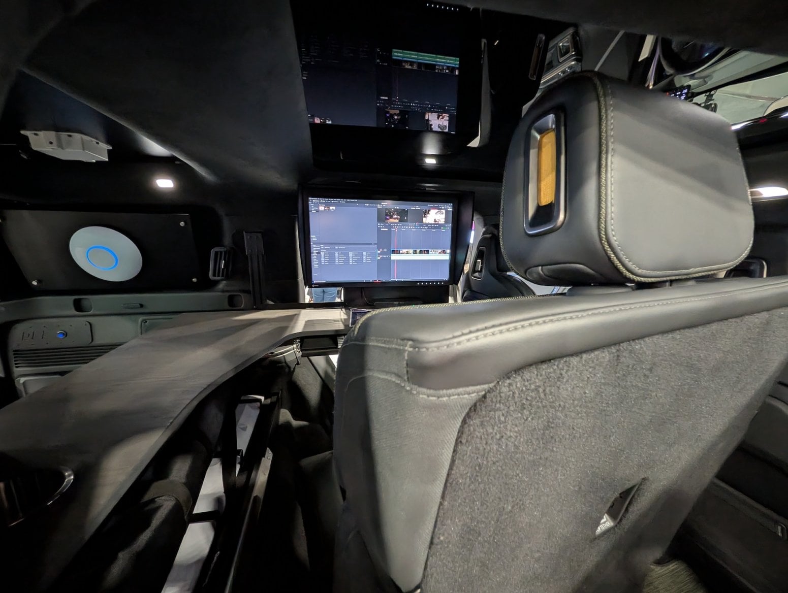 Auto Rivian R1S s mobilním připojením k internetu od AWS