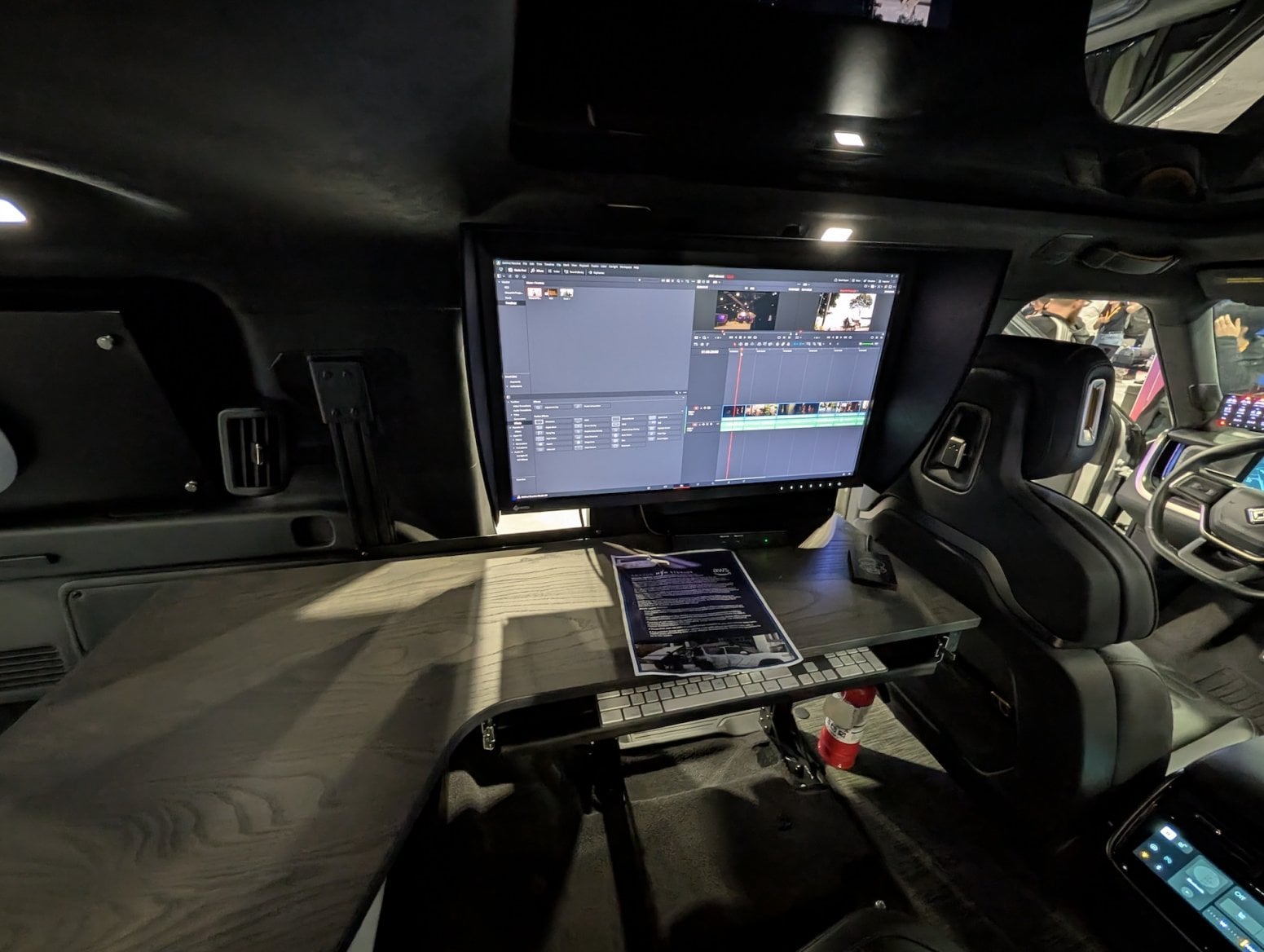 Auto Rivian R1S s mobilním připojením k internetu od AWS