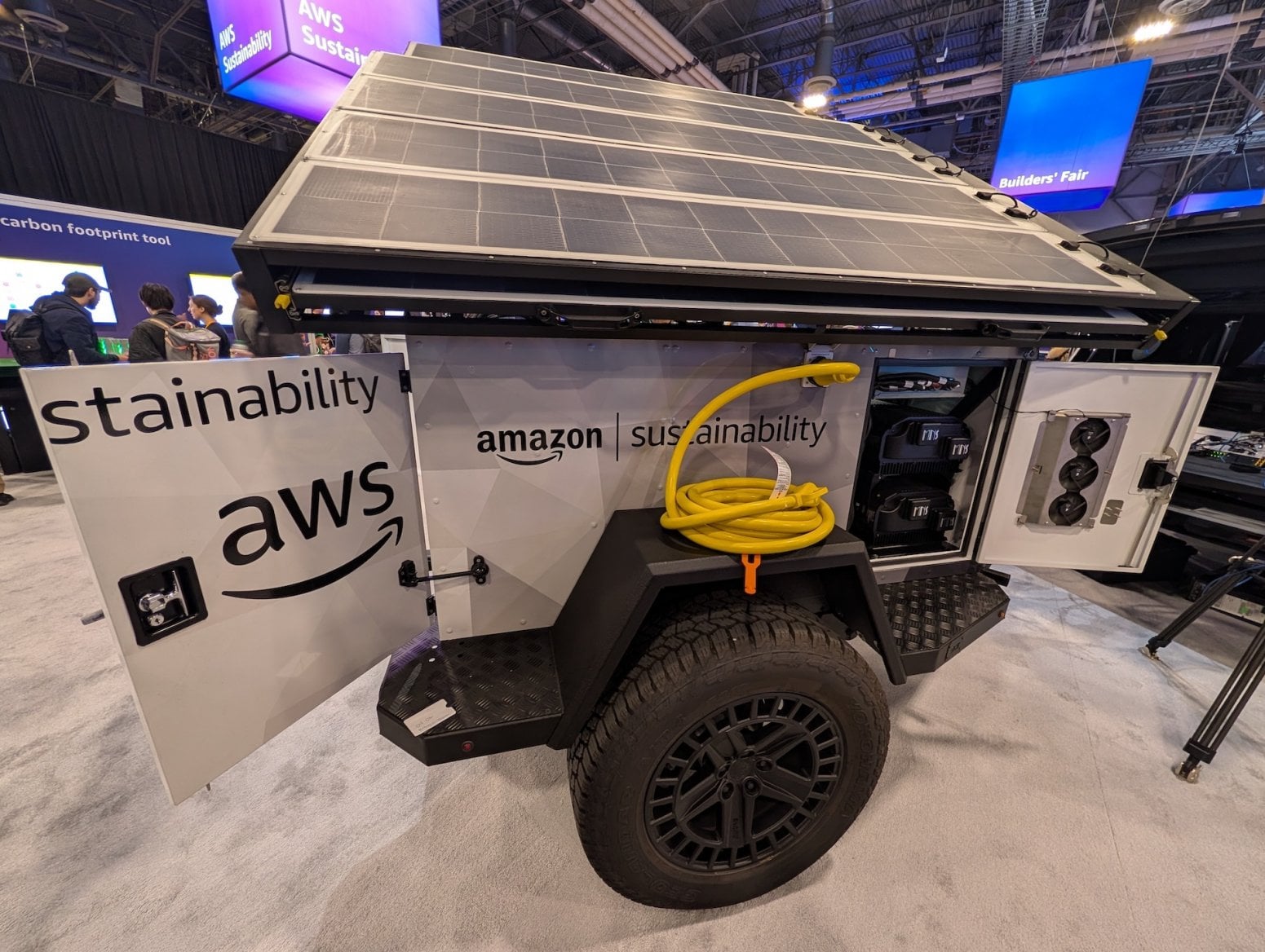 Auto Rivian R1S s mobilním připojením k internetu od AWS