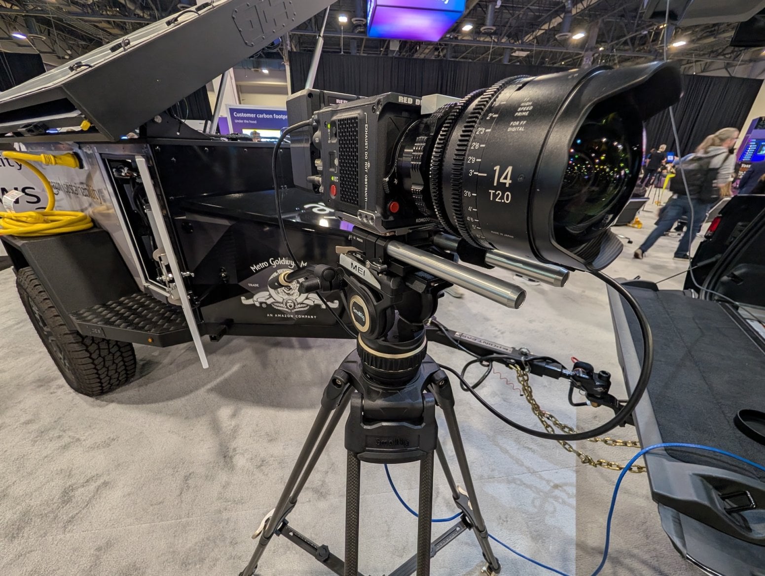 Auto Rivian R1S s mobilním připojením k internetu od AWS