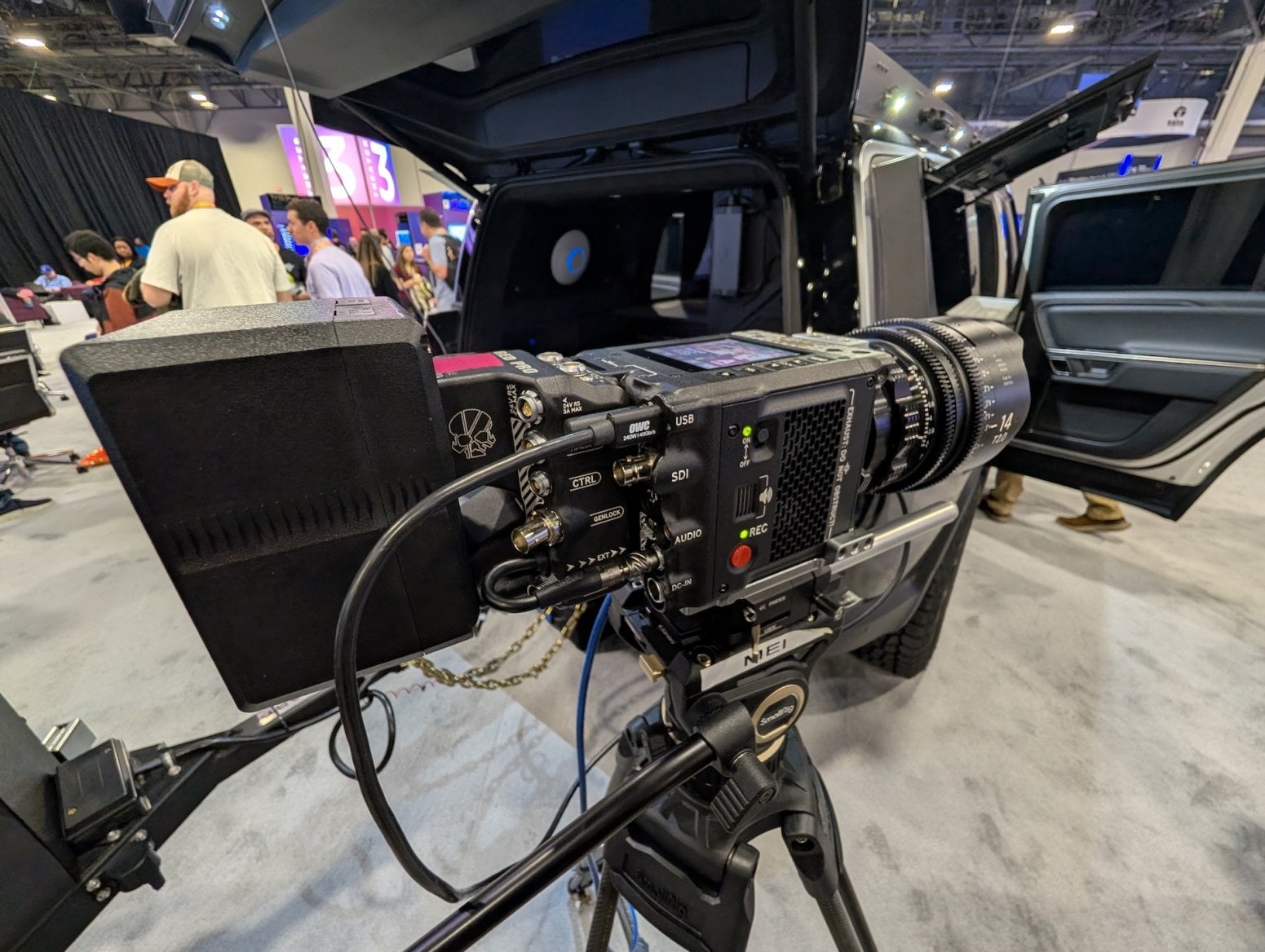 Auto Rivian R1S s mobilním připojením k internetu od AWS