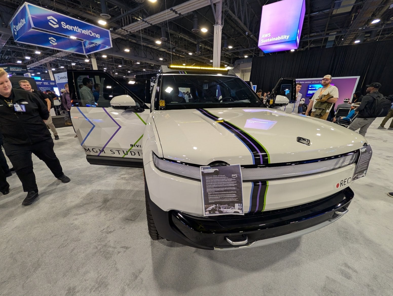 Auto Rivian R1S s mobilním připojením k internetu od AWS