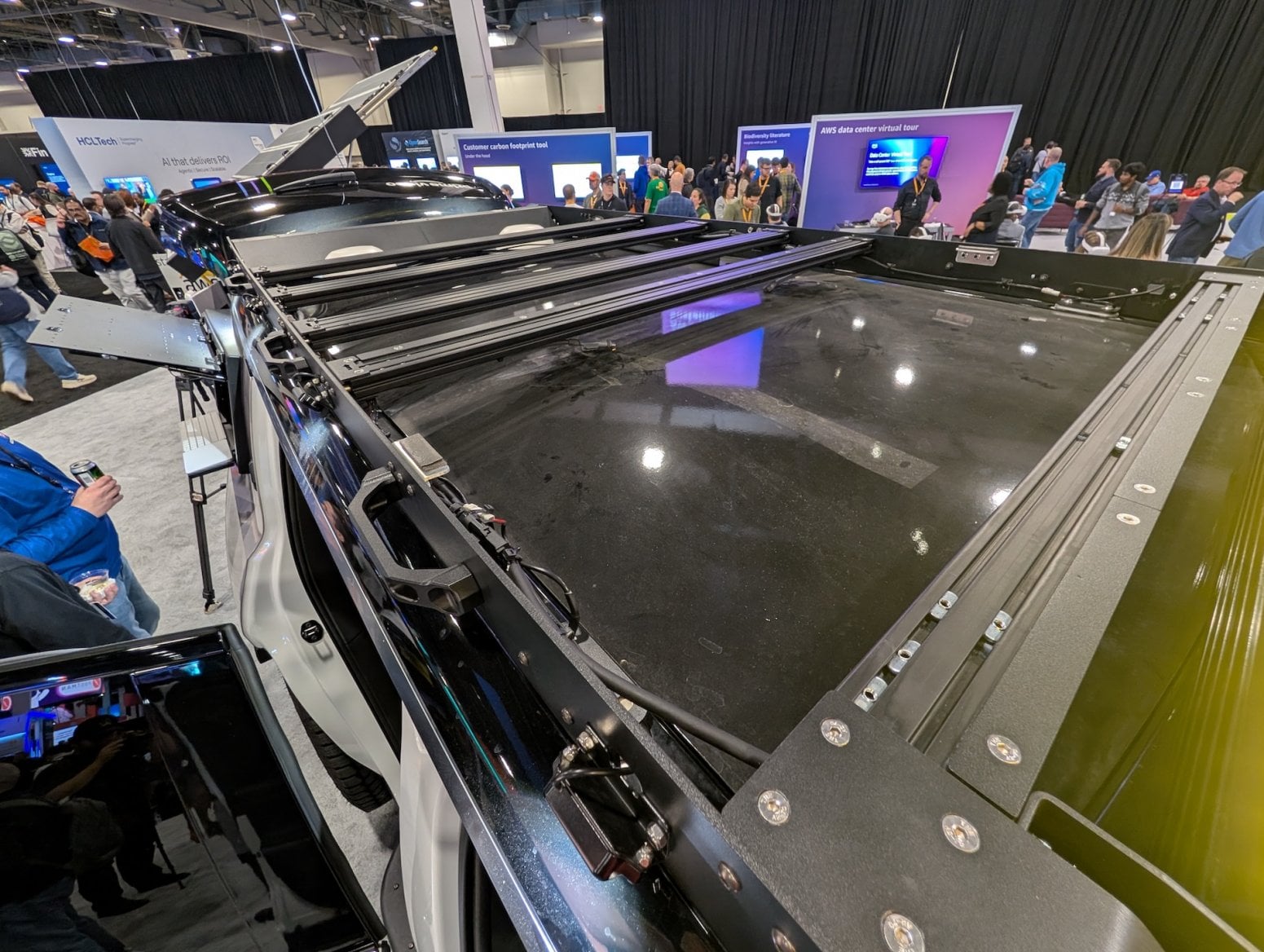 Auto Rivian R1S s mobilním připojením k internetu od AWS