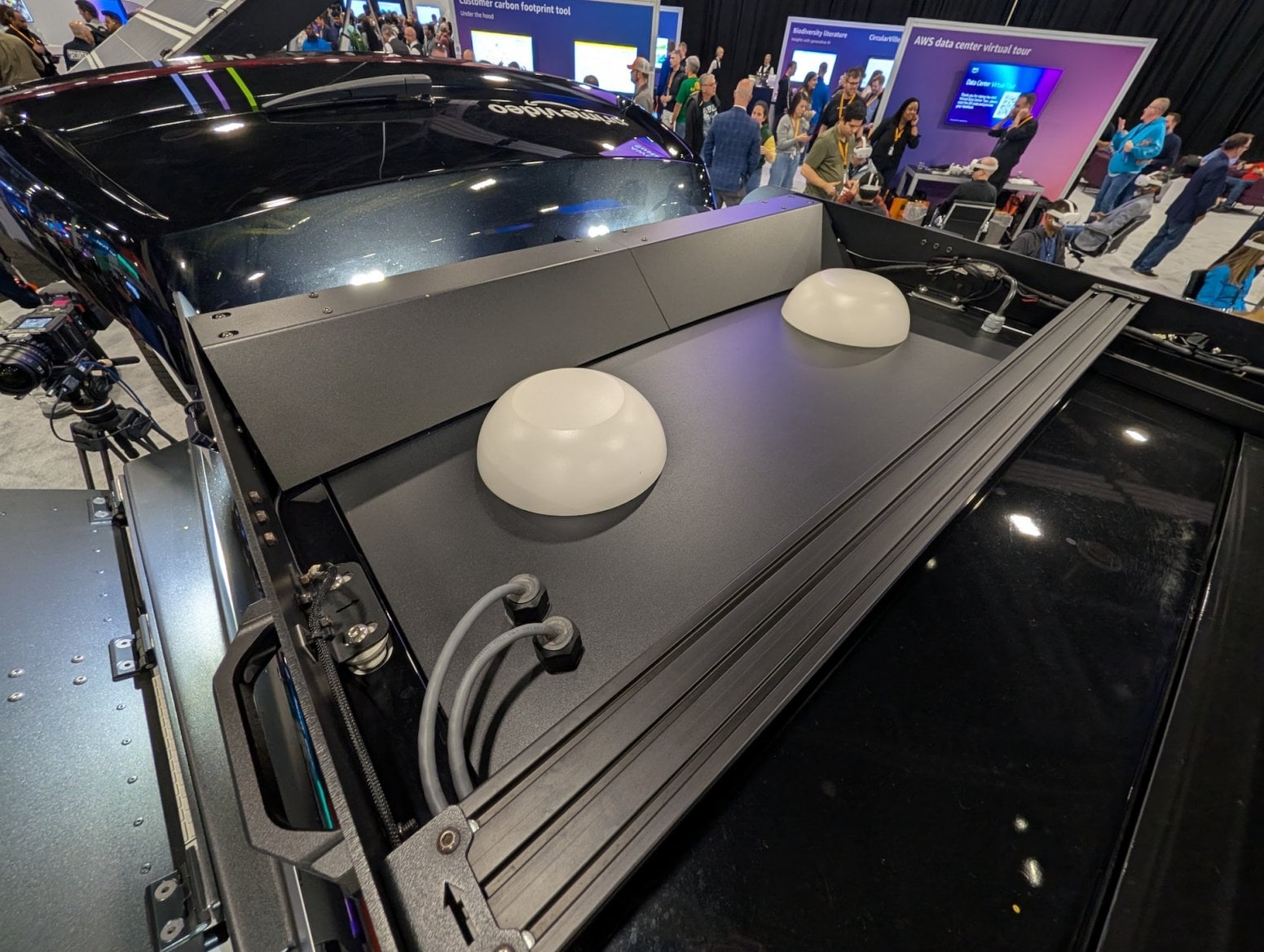 Auto Rivian R1S s mobilním připojením k internetu od AWS