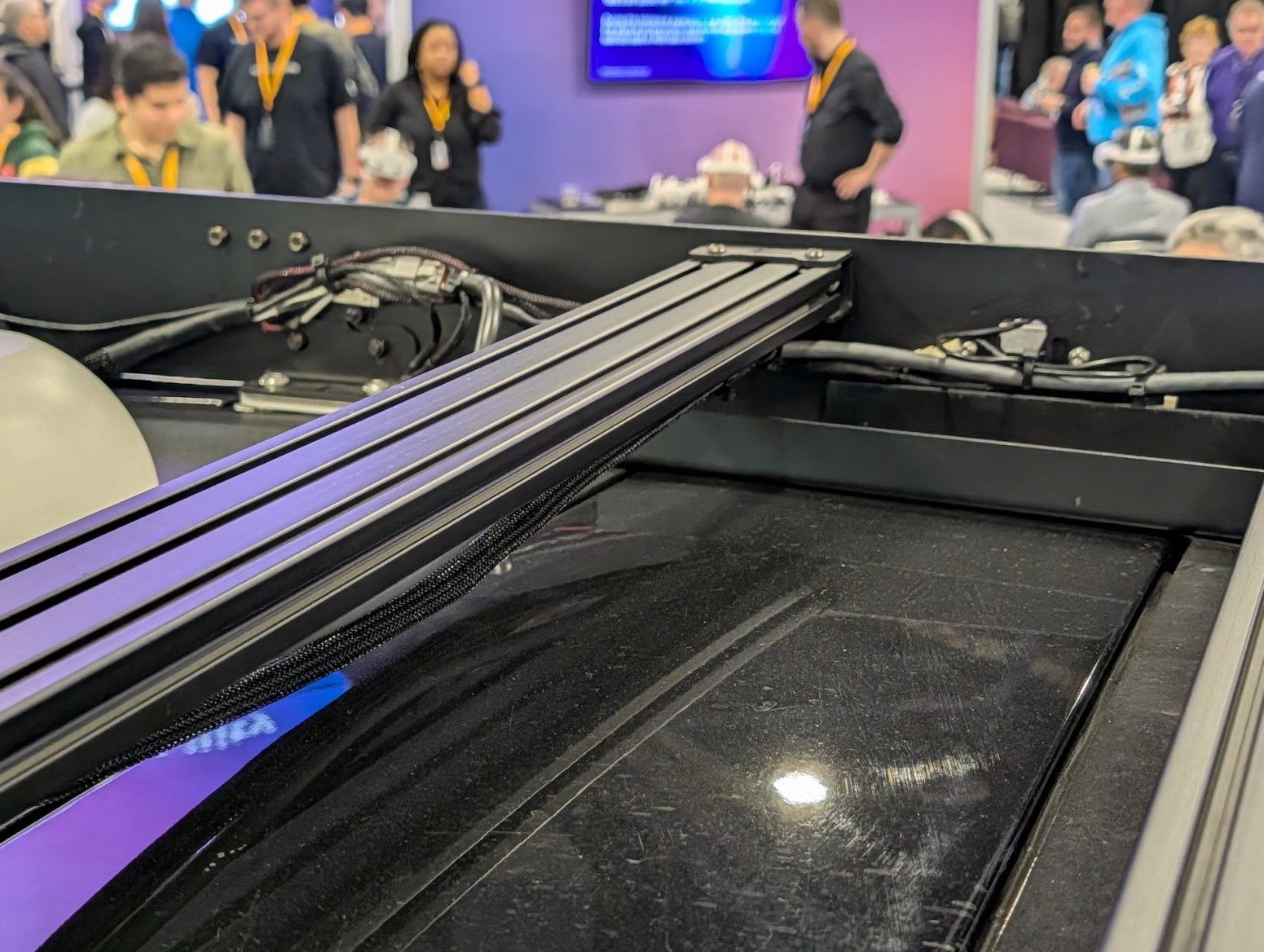 Auto Rivian R1S s mobilním připojením k internetu od AWS