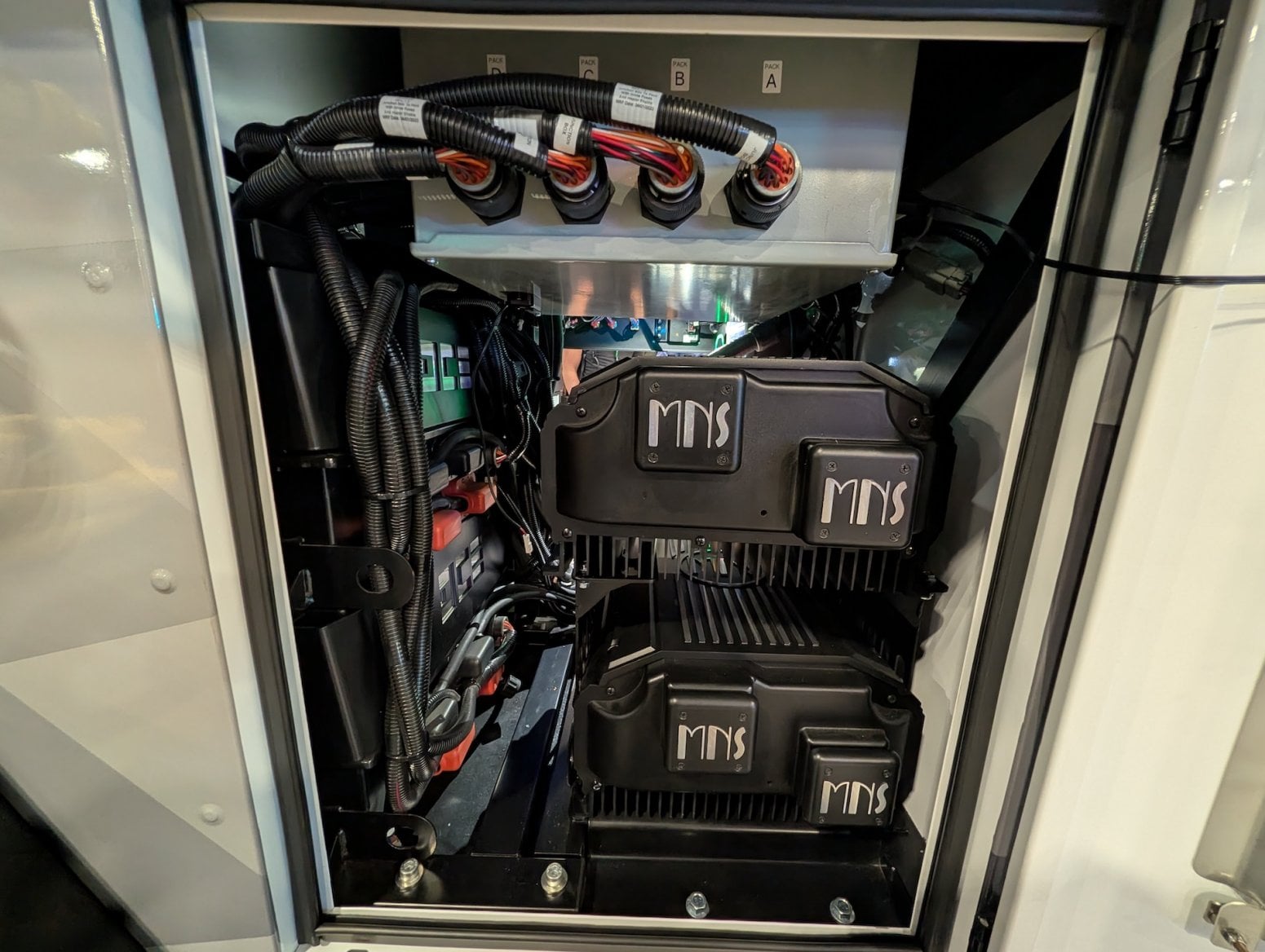 Auto Rivian R1S s mobilním připojením k internetu od AWS