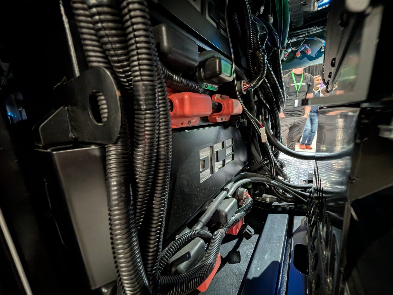 Auto Rivian R1S s mobilním připojením k internetu od AWS