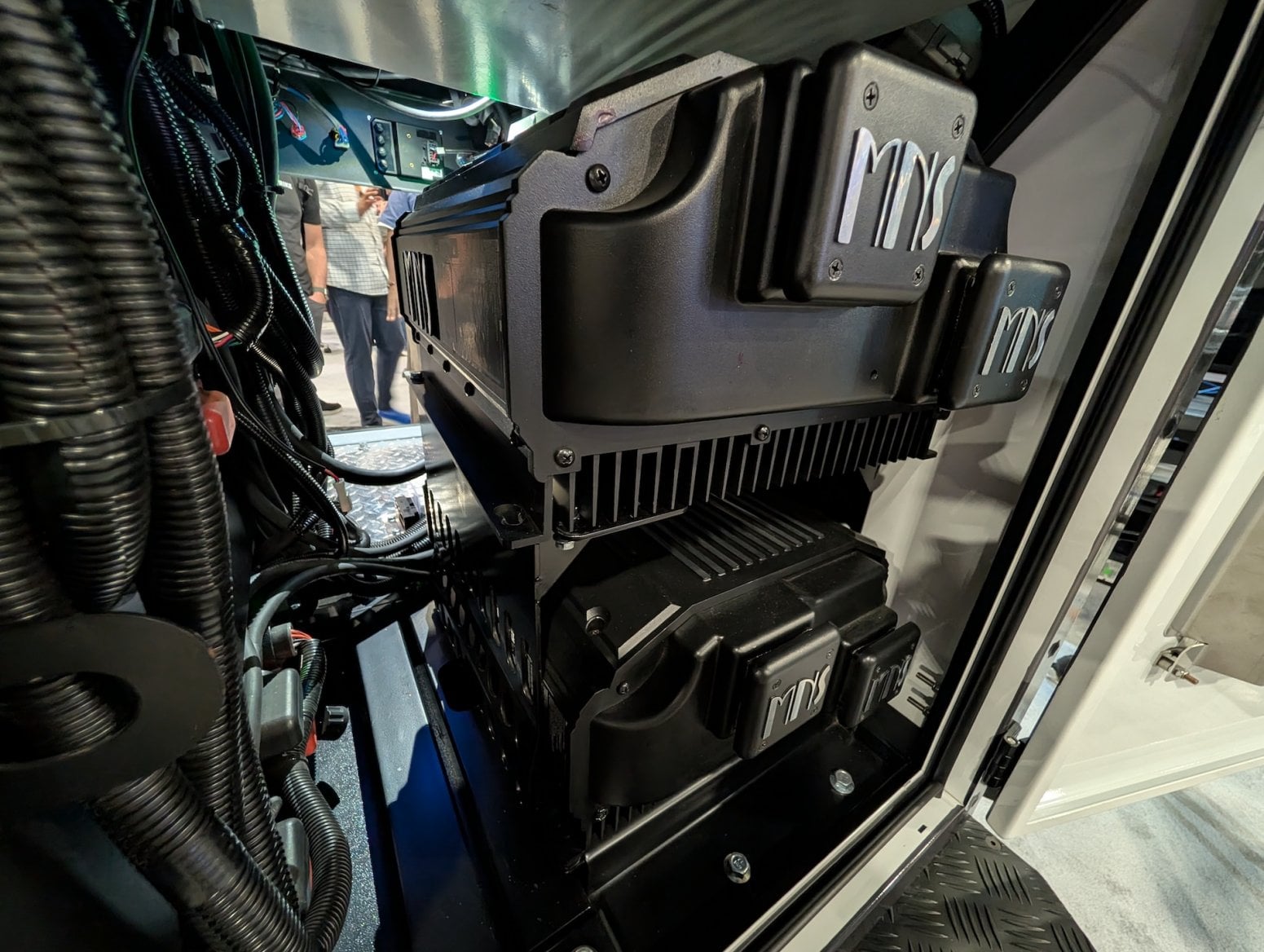 Auto Rivian R1S s mobilním připojením k internetu od AWS