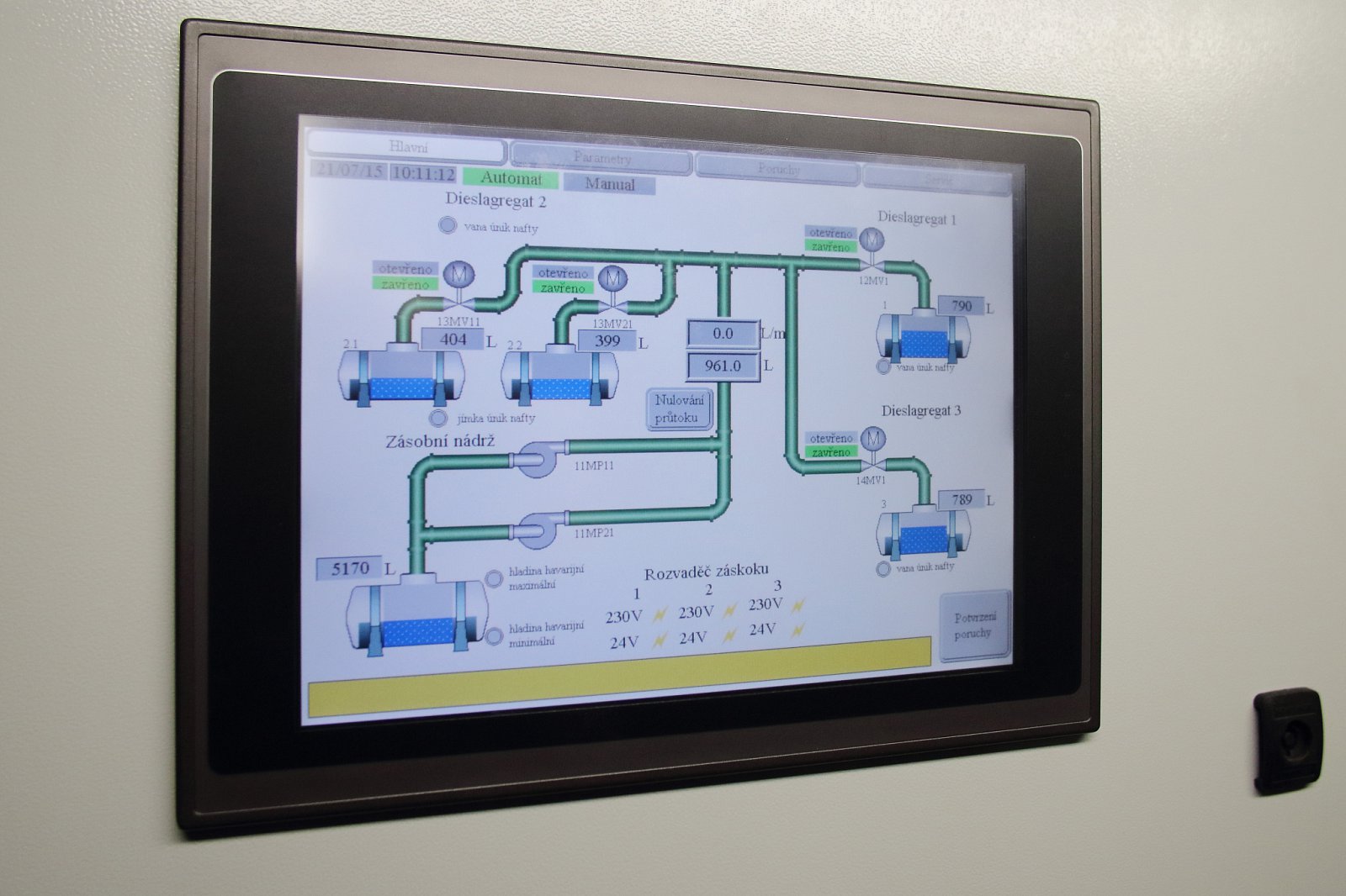 Schéma rozvodů paliva. Pod přilehlým parčíkem mají ČRa dvě velké zásobní nádrže na naftu, z těch se palivo čerpá do provozních nádrží jednotlivých agregátů. V případě výpadku jsou schopné agregáty plně převzít zásobování energií do 37 sekund.