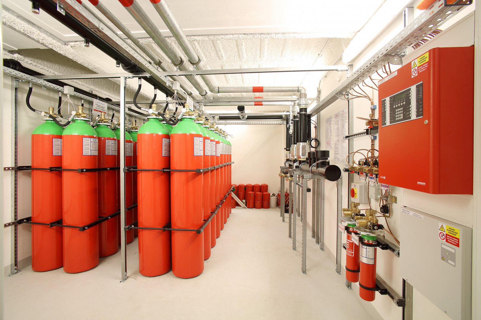 Protipožární místnost. Případný požár se hasí standardně inertním plynem (IG-541). Ten je pod tlakem vehnán do místnosti, ze které vytlačí většinu kyslíku, takže oheň nemůže hořet. 13 % kyslíku ale zůstává, aby se v místnosti dalo dýchat, kdyby v ní přes požární poplach někdo zůstal. "Zkusil jsem si to v testovací komoře na vlastní kůži, nebyl to hezký pocit, ale dýchat jsem mohl, jen jsem se cítil jako v dvou tisících metrech," popisuje Jiří Černý.