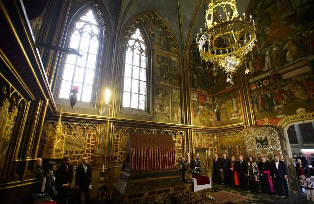 2012-05-korunovac48dnc3ad-klenoty-si-kvc5afli-dec5a1ti-pc599ic5a