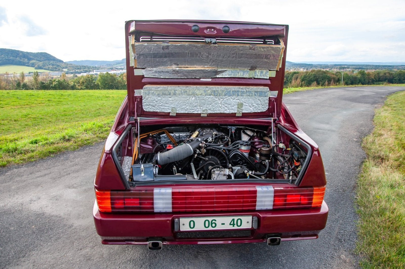 Mohutný třiapůllitrový osmiválec DOHC s tradičně vzduchovým chlazením je zatím jen provizorně (prototypově) odhlučněný