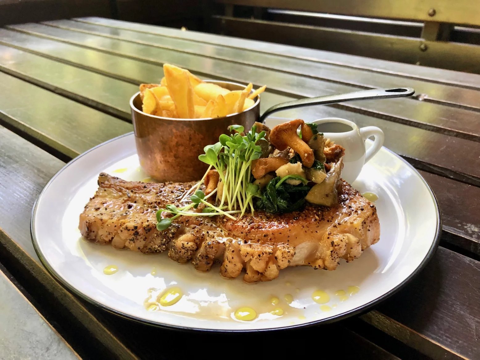 Několik ukázek z nabízených jídel. Obora Poděbrady, Texas Pork Chop: vyzrálá kotleta z plemene Duroc s vlažným houbovým salátem a lanýžovým olejem