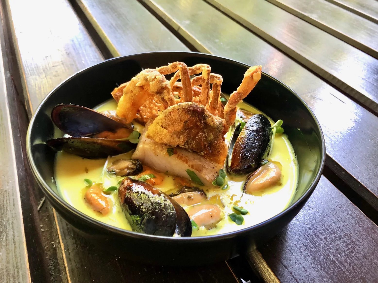 Obora Poděbrady, předkrm Crab Chowder – čerstvý okoun, mušle a smažený soft shell krab v silné krémové omáčce se šafránem