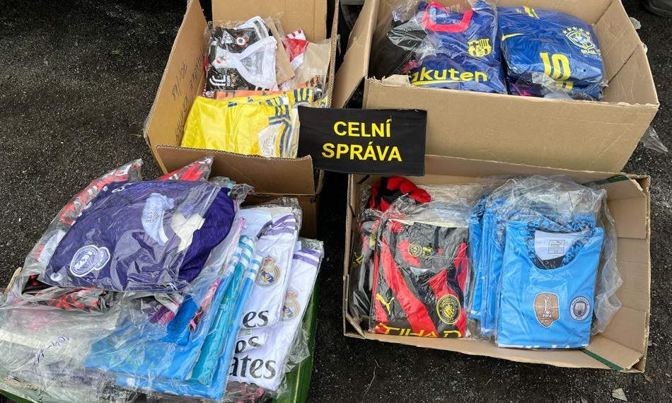Fotky zaznamenávají kontrolu celníků na bleším trhu, kde odhalili prodejce padělků sportovních dresů