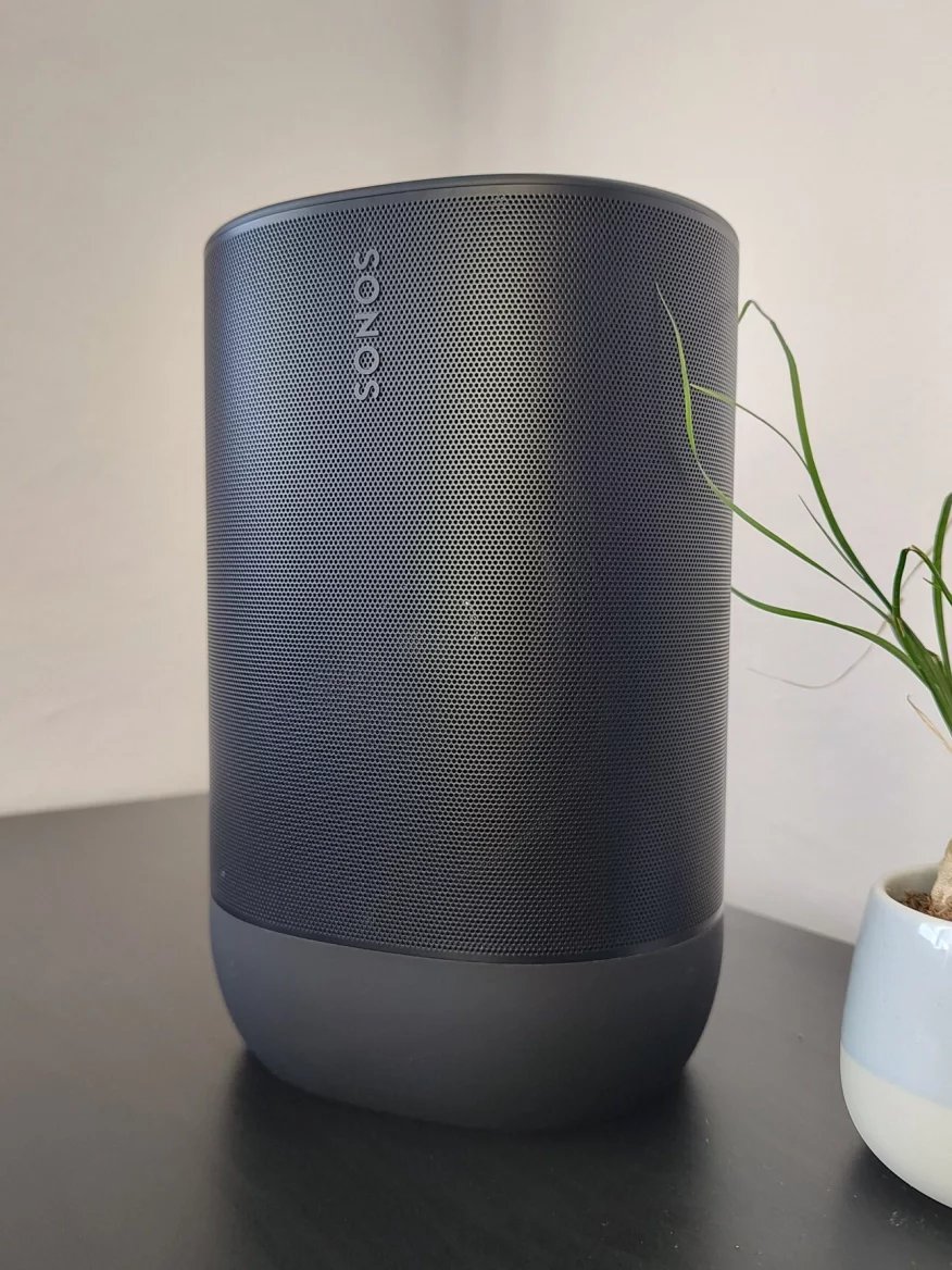 Vrchní stranu jemného žebrování zdobí nápis Sonos