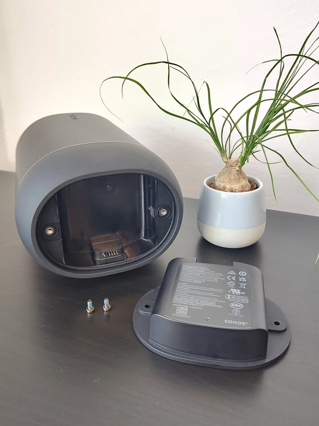 44Wh baterie je opět uživatelsky vyměnitelná