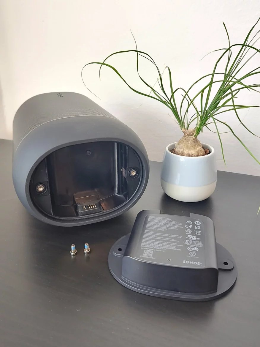 44Wh baterie je opět uživatelsky vyměnitelná